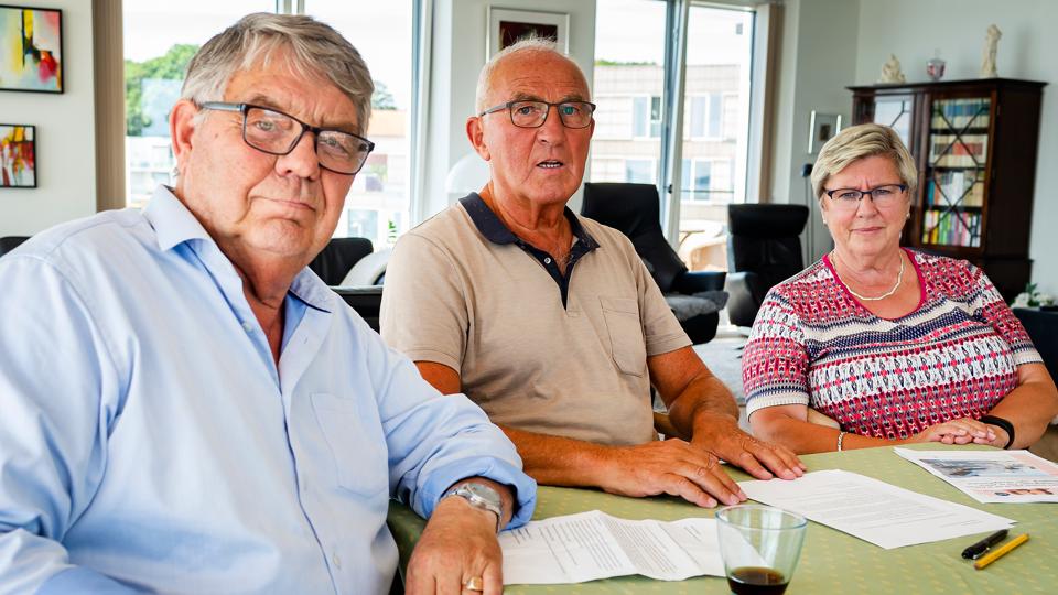 Kaj Nielsen, tv., Sved Aage Pedersen og Jytte Otte er blandt de beboere, som skal fraflytte deres lejligheder senest på mandag klokken 14. Gør de ikke det, risikerer de at blive sat ud af politiet. <i>Foto: Jens Fogh-Andersen</i>