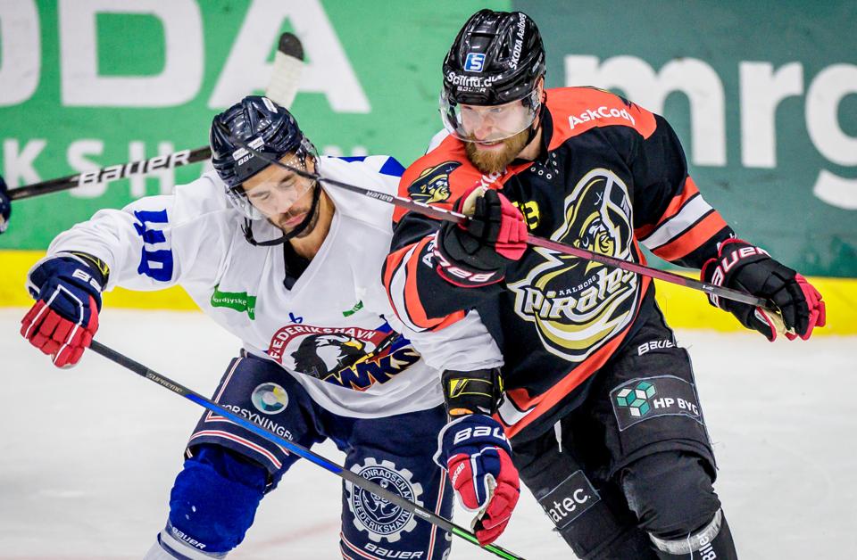 Der var smæk på tacklingerne og tempo i skøjteløbet, da Frederikshavn White Hawks slog Aalborg Pirates. <i>Foto: Martin Damgård</i>