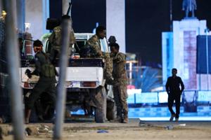 Politiet omringer hotel i Mogadishu efter militante dræber 12
