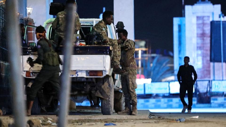 Sikkerhedsstyrker patruljerer nær hotellet Hayat i Mogadishu, hvor 12 personer har mistet livet i et angreb. <i>Hassan Ali Elmi/Ritzau Scanpix</i>