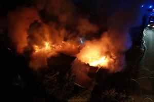 Se drone-videoerne: Nedlagt fabrik brændte i Nørresundby