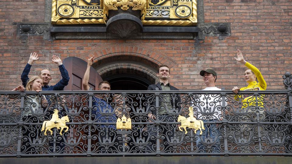 Kasper Asgreen (nummer tre fra højre) var med på balkonen på Københavns Rådhus efter Tour de France, som landsmanden Jonas Vingegaard vandt. Men Asgreens egen sæson har ikke været god, erkender han. <i>Thomas Sjørup/Ritzau Scanpix</i>