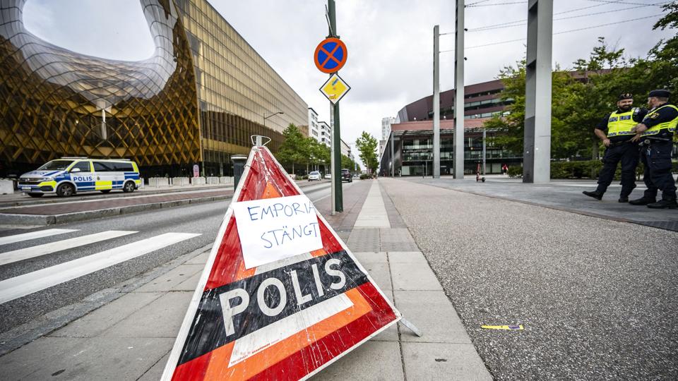 Fredag rykkede svenske betjente ud til et skyderi i Emporia-shoppingcenteret i Malmø. En 15-årig blev anholdt. Søndag oplyser den 15-åriges advokat, at han har erkendt at stå bag skyderiet. (Arkivfoto). <i>50090 Johan Nilsson/Tt/Ritzau Scanpix</i>