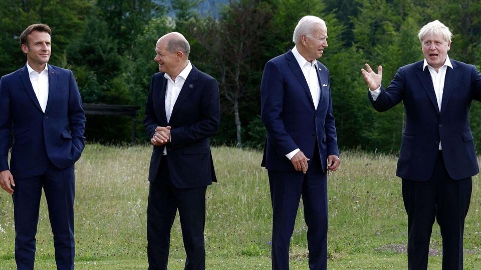 Ved et G7-topmøde i juni ses her fra venstre mod højre den franske præsident, Emmanuel Macron, den tyske forbundskansler, Olaf Scholz, den amerikanske præsident, Joe Biden, og den britiske premierminister, Boris Johnson. (Arkivfoto). <i>Benoit Tessier/Ritzau Scanpix</i>