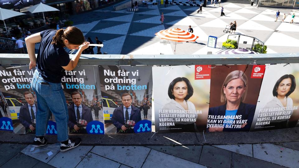 Valgplakater i det centrale Stockholm. Der er lagt op til en spændende afgørelse ved parlamentsvalget i Sverige 11. september og måske en ny borgerlig statsminister i stedet for socialdemokraten Magdalena Andersson. <i>Fredrik Persson/Ritzau Scanpix</i>