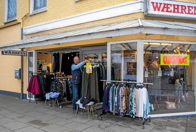 Wæhrens i Bindslev har udsalg, og Palle Nikkelsen fortæller, at der på gadevarerne er 50 procent rabat måneden ud. Foto: Niels Helver