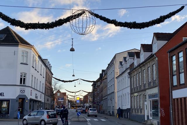 Selvom julen for længst er forbi, hænger julebelysningen stadig over Hadsundvej. Foto: Katrine Schousboe