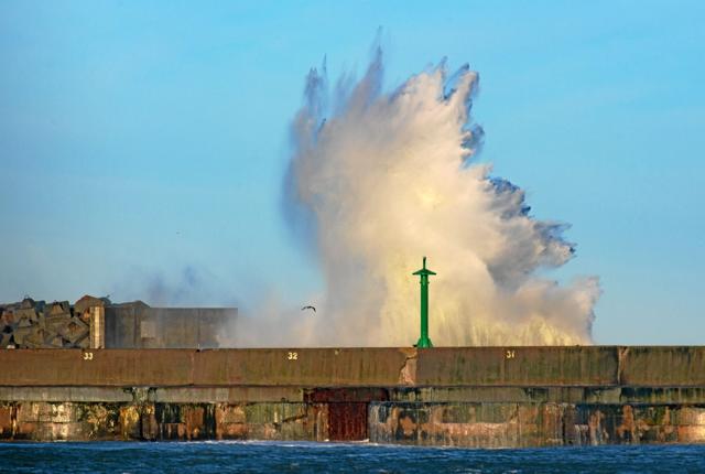 Store bølger og gigantiske vandsprøjt dagen efter stærk storm på Hanstholm havn med 29,5 sekundmeter i stødene onsdag ved 21 tiden. Foto: Ole Iversen
