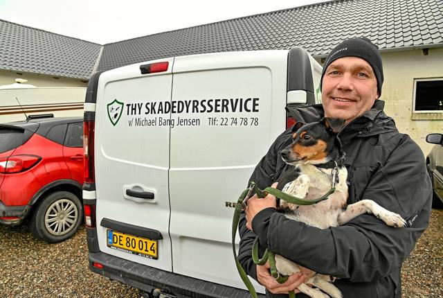 Michael Bang Jensen har startet Thy Skadedyrsservice op. Og den dansk-svenske gårdhund Mie er første på lønningslisten og altid med. Den er nemlig skrap til at hapse rotter. Foto: Ole Iversen