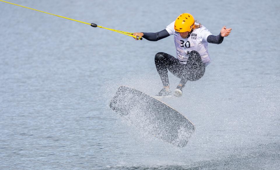 Mandag blev de indledende heat afviklet i wakeskate-konkurrencen - den variant af wakeboard-sporten hvor brættet ikke sidder fast på fødderne.