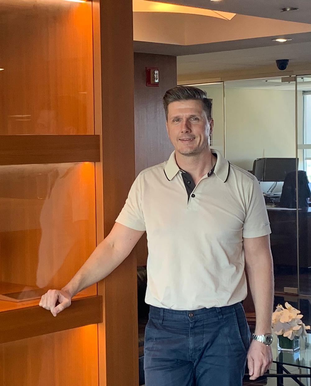 Christian Thamdrup Lund har fast bopæl i Miami, hvor han har arbejdet i krydstogtbranchen i hele karrieren. Christian Thamdrup Lund har fast bopæl i Miami, hvor han har arbejdet i krydstogtbranchen i hele karrieren.