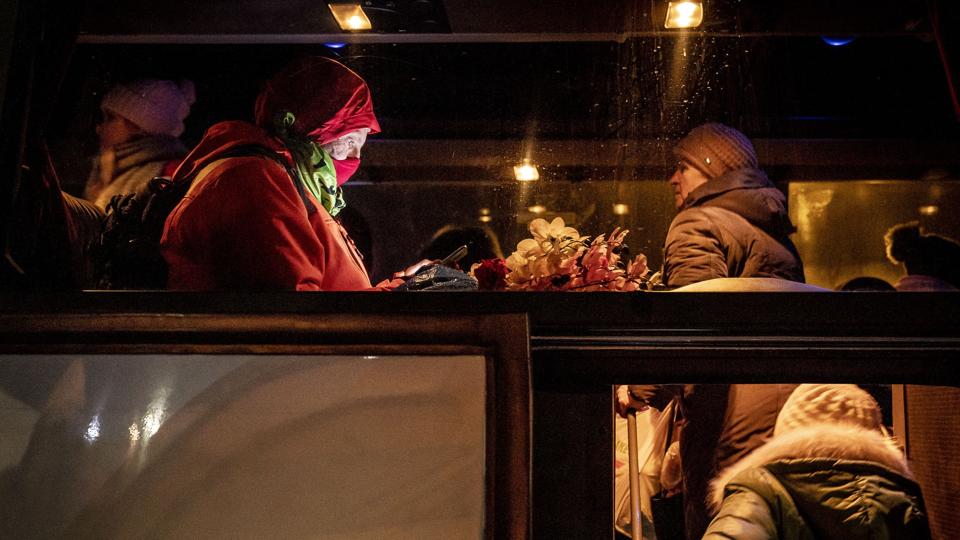 Millioner af ukrainere er flygtet ud af landet siden Ruslands invasion, der startede 24. februar. Her er flygtninge på vej om bord på en bus ved en grænseovergang i Polen natten mellem 8. og 9. marts. (Arkivfoto). <i>Mads Claus Rasmussen/Ritzau Scanpix</i>
