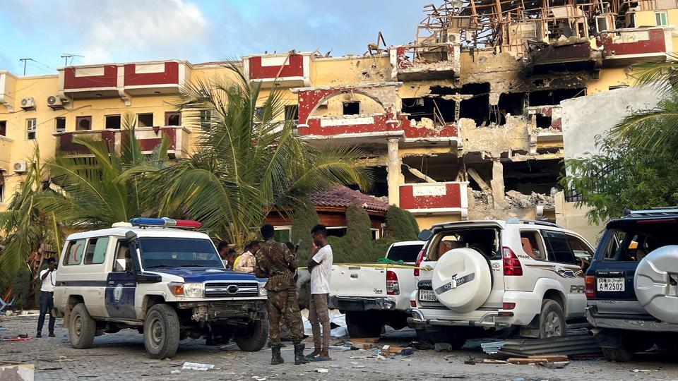 Angrebet mod hotellet blev indledt fredag aften, da to bilbomber blev sprængt ved hotelindgangen. Først efter 30 timer lykkedes det somaliske sikkerhedsstyrker at få kontrol over situationen. <i>Feisal Omar/Reuters</i>