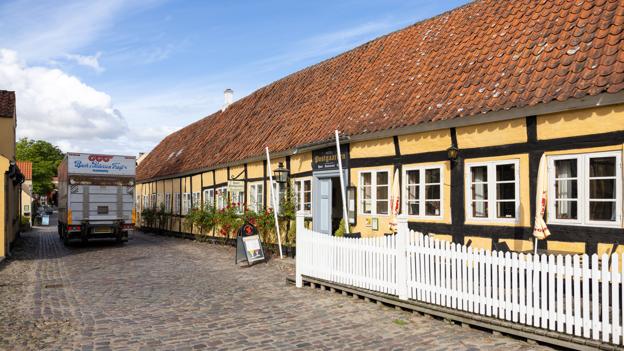 Lastbil passerer forbi Hotel Postgaarden i Mariager. Det bliver ikke muligt under folkemødet, hvor byen er spærret af fra klokken 9 til 23 hver dag. <i>Foto: Kim Dahl Hansen</i>