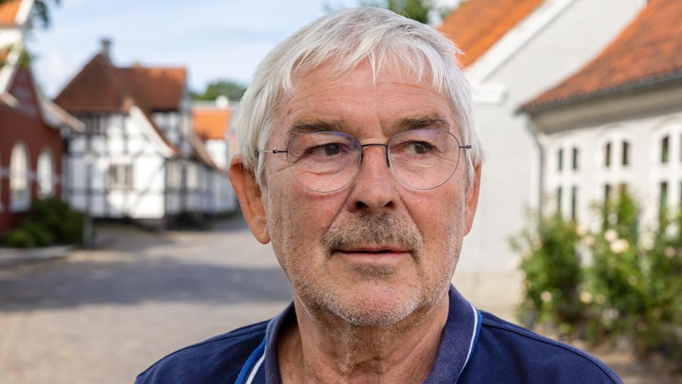 Finn Ramsgaard har i mange år hjulpet Smukfest med at styre trafikken. Nu har han opgaven med at spærre hele Mariager af, når folkemødet løber af stabelen. - Folk ved ikke, hvad der rammer dem, siger Finn Ramsgaard. <i>Foto: Kim Dahl Hansen</i>