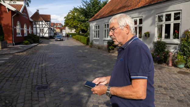 Finn Ramsgaards mobil bimler og bamler med vigtige beskeder. Han er en nøgleperson under folkemødet i Mariager. <i>Foto: Kim Dahl Hansen</i>