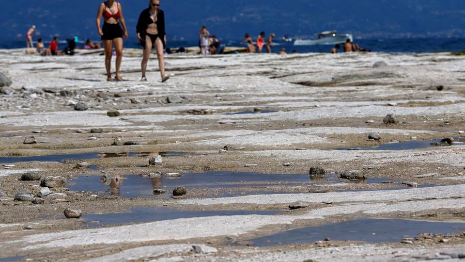 Sten, der normalt er under vand, er i midten af august dukket frem i Gardasøen i det nordlige Italien. Det sker, efter at Sirmione, der også ligger ved Gardasøen, har oplevet den værste tørke i 70 år. <i>Flavio Lo Scalzo/Reuters</i>