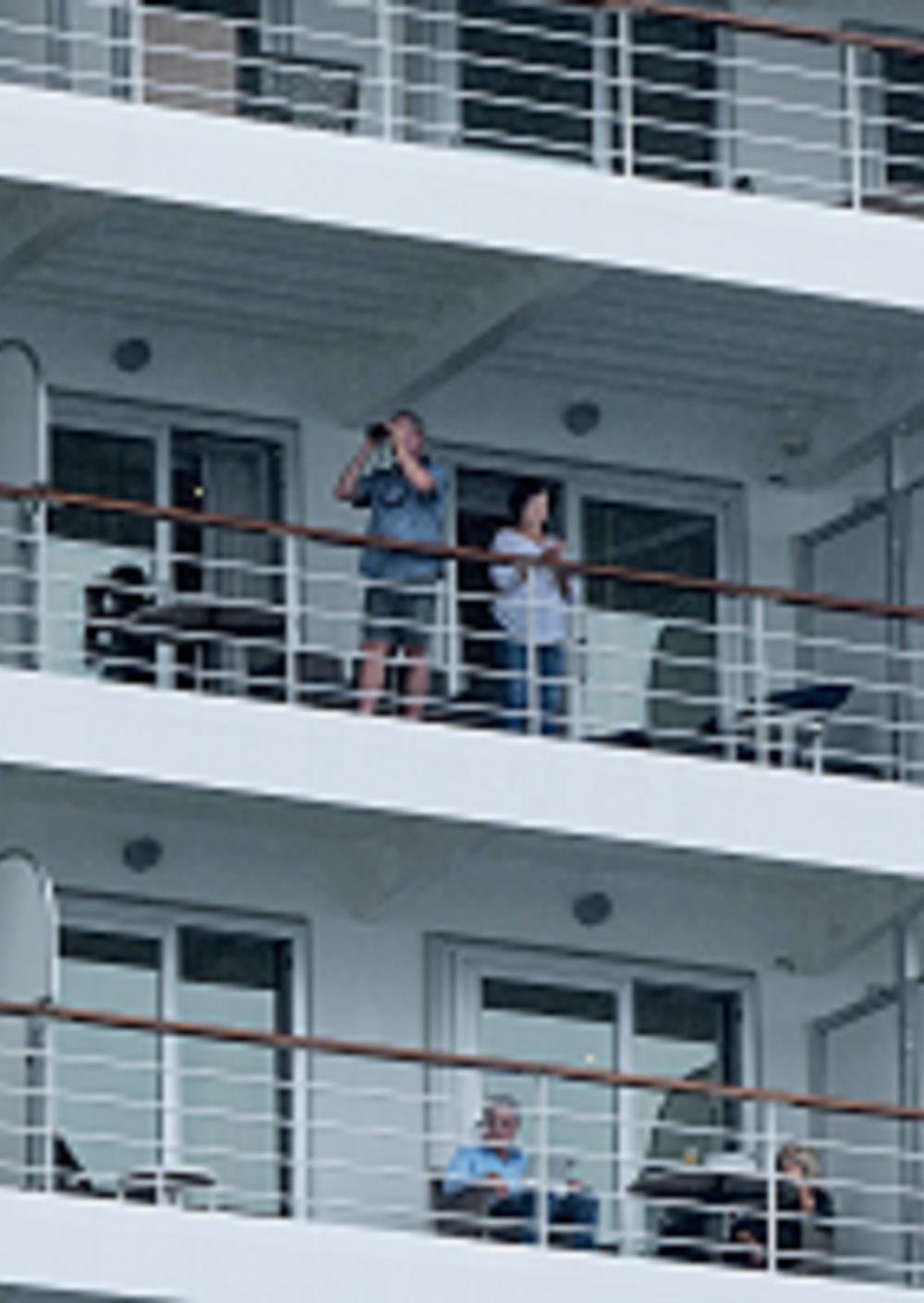 Krydstogtgæsterne ved den nye krydstogtterminal i Nordhavn fandt sig selv i første række til begivenhederne. Krydstogtgæsterne ved den nye krydstogtterminal i Nordhavn fandt sig selv i første række til begivenhederne.