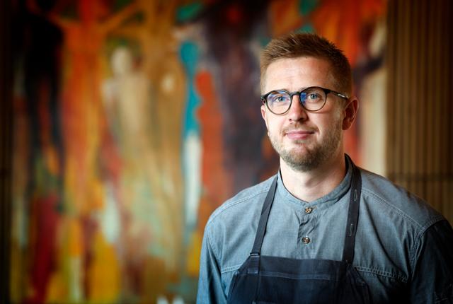 Rasmus O. Kardyb, der har rødder på Mors, har stået i spidsen for Limfjordens Hus i snart tre år - nu har restauranten vundet prisen som "Årets Læreplads", uddelt af Uddannelsescenter Holstebro. <i>Foto: Torben Hansen</i>
