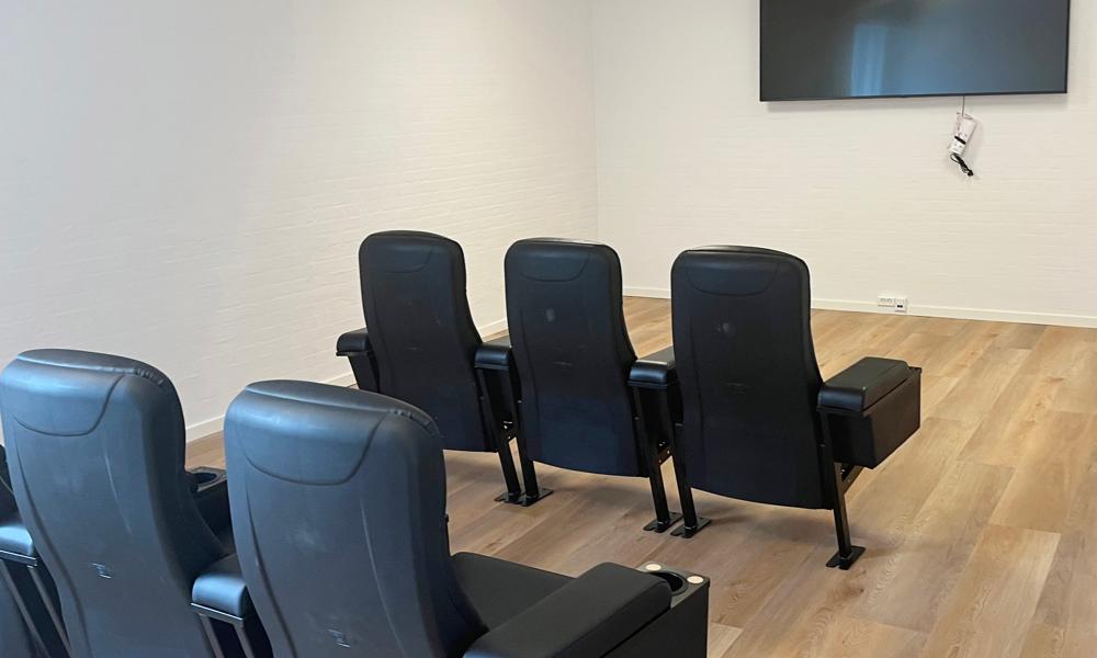 Hjemmebiograf på det nye Haderslev Friplejehjem. Hjemmebiograf på det nye Haderslev Friplejehjem.