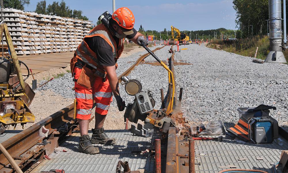 Slibning af svejsede skinner til Hovedstadens Letbane. Slibning af svejsede skinner til Hovedstadens Letbane.