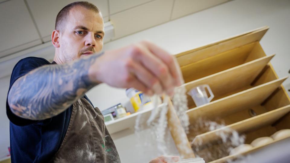 Det er fascinerende, synes Teit, at man ved at blande vand, mel og salt kan skabe liv og de mest forunderlige brød. <i>Foto: Martin Damgård</i>