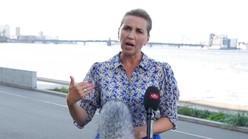 Statsminister Mette Frederiksen (S) udtaler sig om personalemæssige konsekvenser af Minkkommissionens beretning på et doorstep i Aalborg, onsdag den 24. august 2022. <i>Henning Bagger/Ritzau Scanpix</i>