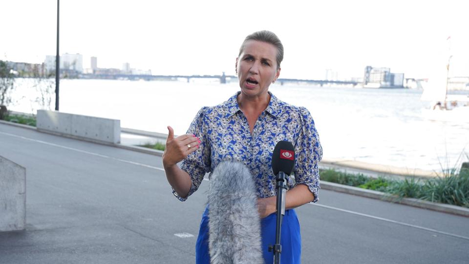 Statsminister Mette Frederiksen udtaler sig om personalemæssige konsekvenser af Minkkommissionens beretning på et doorstep i Aalborg. <i>Henning Bagger/Ritzau Scanpix</i>