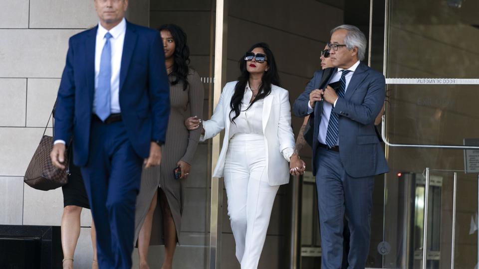 Vanessa Bryant, i midten, forlader en retsbygning i Los Angeles, efter at hun onsdag blev tildelt en erstatning på 16 millioner dollar, fordi redningsfolk havde delt fotografier af hendes mand, NBA-stjernen Kobe Bryant, og andre dødsofre i et helikopterstyrt i 2020. <i>Jae C. Hong/Ritzau Scanpix</i>