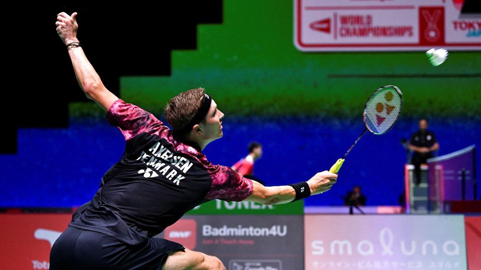 Sitthikom Thammasin pressede Viktor Axelsen flot i duellen om en VM-kvartfinaleplads torsdag i Tokyo. (Arkivfoto) <i>Kazuhiro Nogi/Ritzau Scanpix</i>