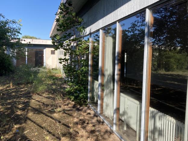 Pensionatet - som det ser ud i dag. Forsømt, og det skal jævnes med jorden. <i>Privatfoto</i>