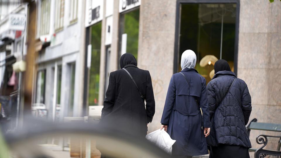 En kommission foreslår at forbyde hovedtørklæder i grundskolen, men ifølge en lektor i regionssociologi kender man ikke omfanget af piger, der bærer tørklæde i skolen, eller som følger sig tvunget til det. (Arkivfoto). <i>Signe Goldmann/Ritzau Scanpix</i>