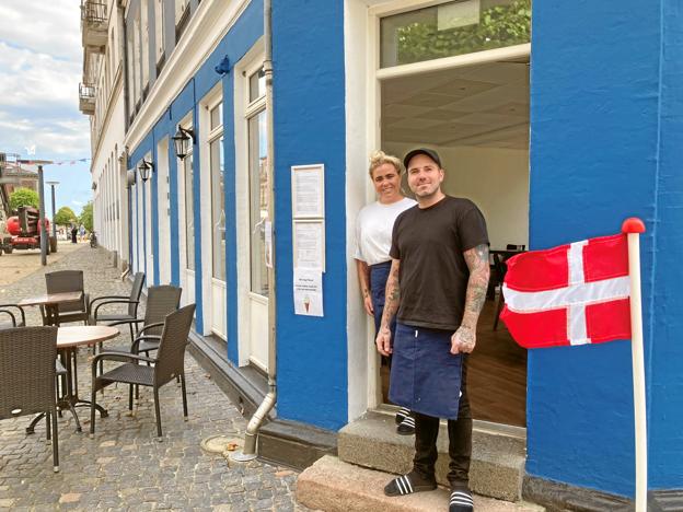 Ægteparret Elin Jonsdottir og Geir Magnusson har åbnet Esja Bistro og Bar på Store Torv i Hobro. Adressen hedder Adelgade 32.
