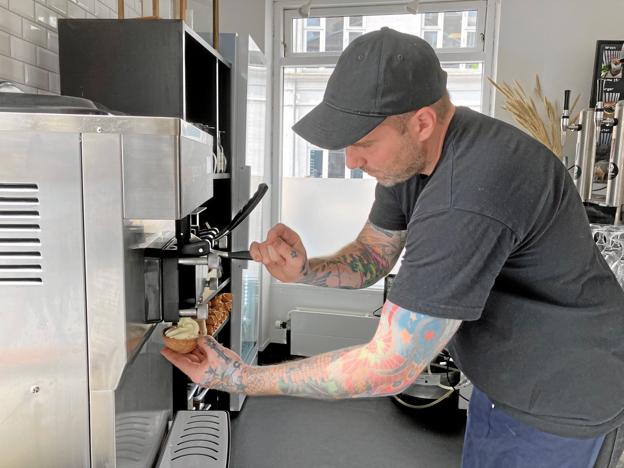 Sæsonen for is nærmere sig slutningen, men Geir Magnusson vil holde gang i bistroens softicemaskine året rundt.