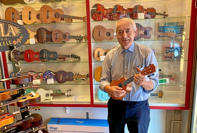 En anden stor sællert var ukuleler, fortæller Jens Riis, Morsø Musikhus. Foto: Carsten Hougaard
