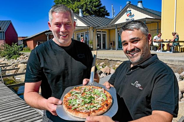 Hvorfor er der ingen, der har prøvet at lægge lækre topmøde skiver koldrøget tun på pizza, spurgte de to indehavere af naborestauranter hinanden, og pludselig var tungourmetpizzaen skabt. Foto: Ole Iversen