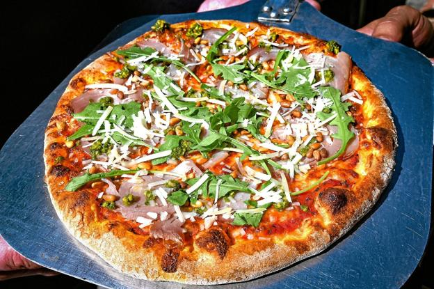 Tun-gourmetpizzaen er en den første pizza i en ny pizzaserie, der tilberedt med den lækreste fisk. Foto: Ole Iversen