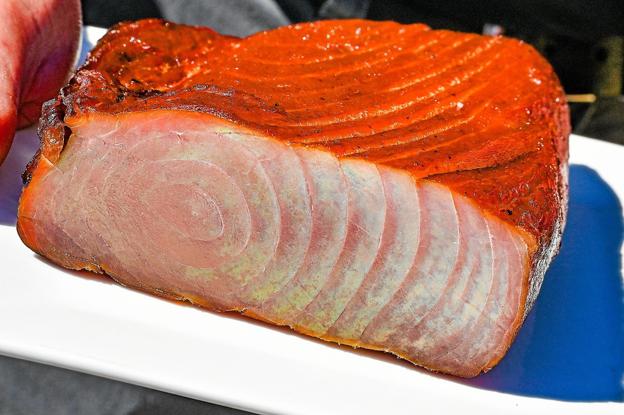 Den koldrøgede tun er en delikatesse i sig selv. Det møre tunkød bliver endnu mere smagfuldt og mørt efter koldrøgningen i Fiskehusets ovn. Nu ender skriver af delikatessen på Portos nyeste pizza. Foto: Ole Iversen