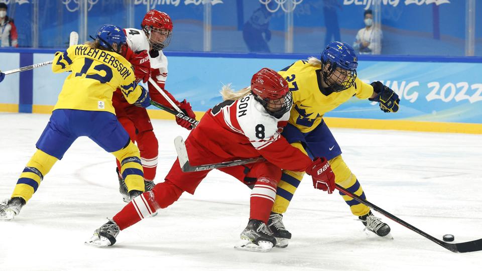 Josefine Persson og resten af det danske landshold åbner VM mod Sverige torsdag aften. Da de to hold mødtes ved OL i Beijing, vandt svenskerne med 3-1. <i>Jonathan Ernst/Reuters</i>