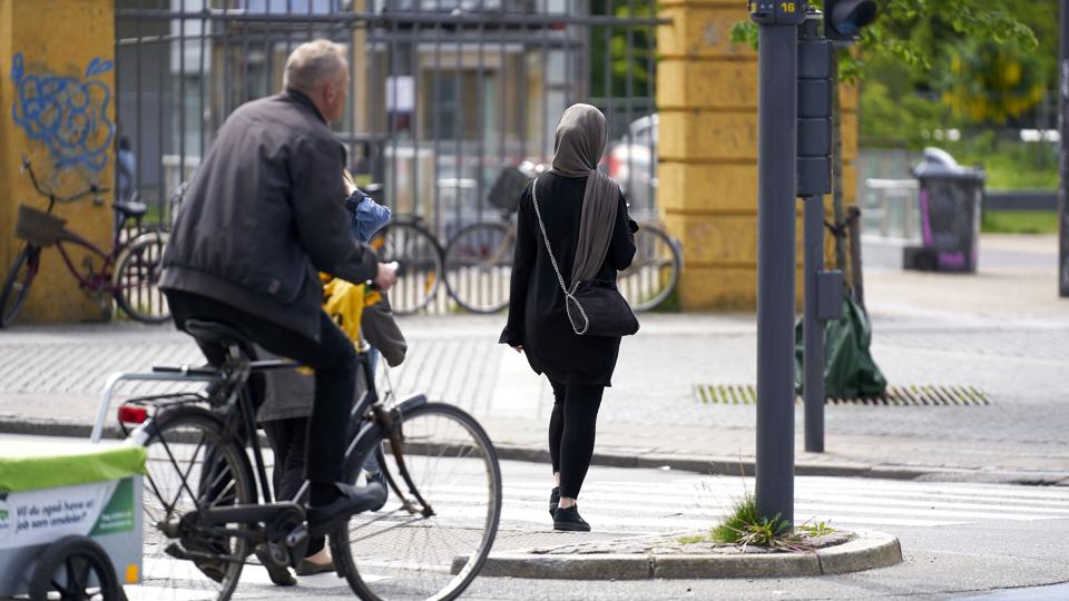 Skal man forsøge at indføre et forbud mod tørklæder i grundskolen, vil det kræve tunge argumenter om, at det er kvindeundertrykkende. Men det blev svært at påvise, vurderer en professor i forfatningsret. (Arkivfoto). <i>Signe Goldmann/Ritzau Scanpix</i>