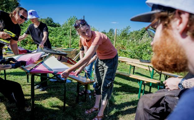 Billedkunstner Britt Kristensen laver vindmøller sammen med elever og lærere fra FGU Mors. <i>Foto: Martin Damgård</i>