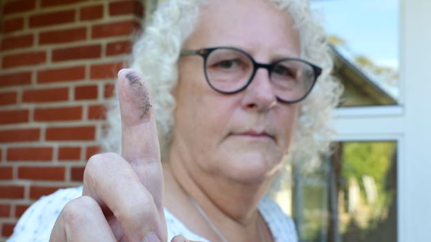 Sådan her kan en finger se ud, hvis den føres hen over en overflade i det nærliggende villakvarter. Inge Lise Holm er én af de naboer, der tidligere til Nordjyske har fortalt om, hvordan de føler sig plagede af støv og støj fra Genbrugssten. Bekymringerne er ikke blevet mindre, efter der er fundet asbest på virksomheden. <i>Arkivfoto: Bente Poder</i>