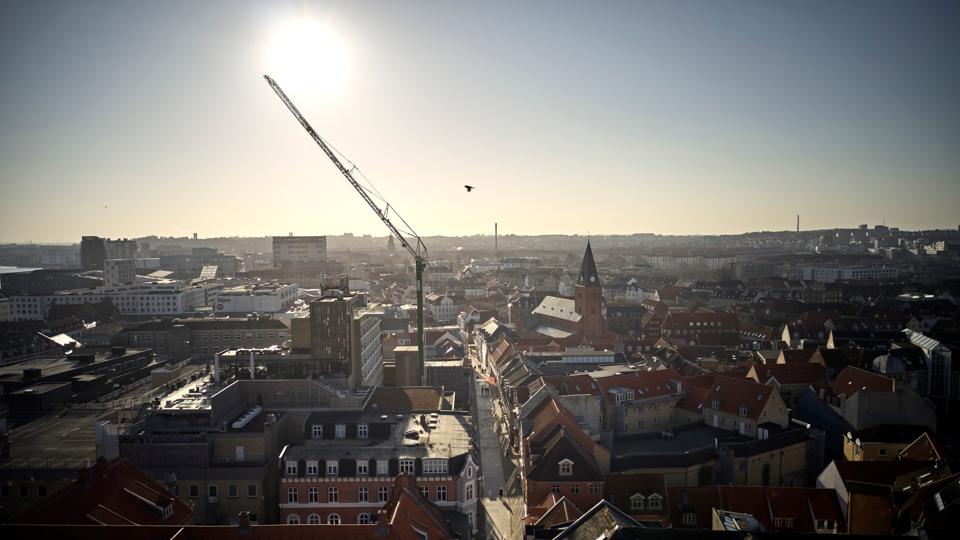 Synet af en byggekran i Aalborg vil blive en sjældenhed i de kommende år. <i>Arkivfoto: Mikkel Berg Pedersen/Freelance/Ritzau Scanpix</i>