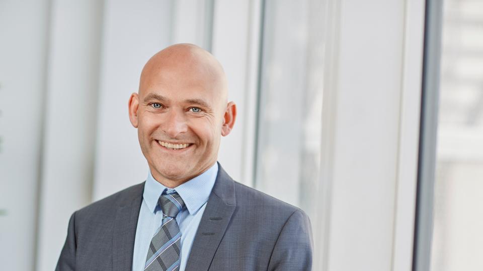 Niels Bay Christensen er direktør for Frederikshavn Kommunes Erhvervsråd, og han hilser havvindmøllerne velkomne. <i>Foto: MickAnderson.dk</i>