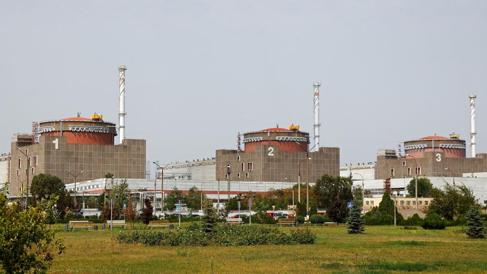 Embedsmænd i Kyiv har sagt, at de mener Rusland har overtaget kontrollen med atomkraftværket Zaporizjzja for at frakoble det Ukraines elnetværk og i stedet lede strømmen fra værket til Krim-halvøen, som russerne annekterede i 2014. <i>Alexander Ermochenko/Reuters</i>