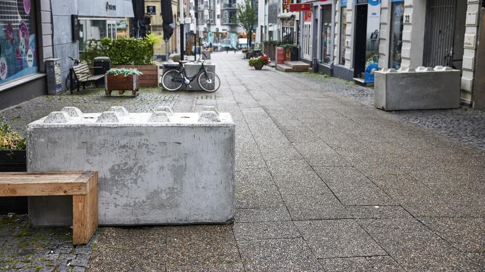 Der blev sat betonklodser op i Frederiksgade i Aarhus i kølvandet på en hændelse 18. juli, hvor en Mercedes blæste igennem gaden. Ingen kom til skade, men en 33-årig mand er varetægtsfængslet for forsøg på terror. (Arkivfoto). <i>Mikkel Berg Pedersen/Ritzau Scanpix</i>