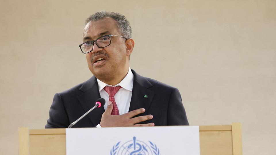 WHO's generaldirektør, Tedros Adhanom Ghebreyesus, siger, at der er tegn på, at udbrud af abekopper er aftagende i Europa efter effektiv indsats i sundhedssektorerne. <i>Denis Balibouse/Reuters</i>