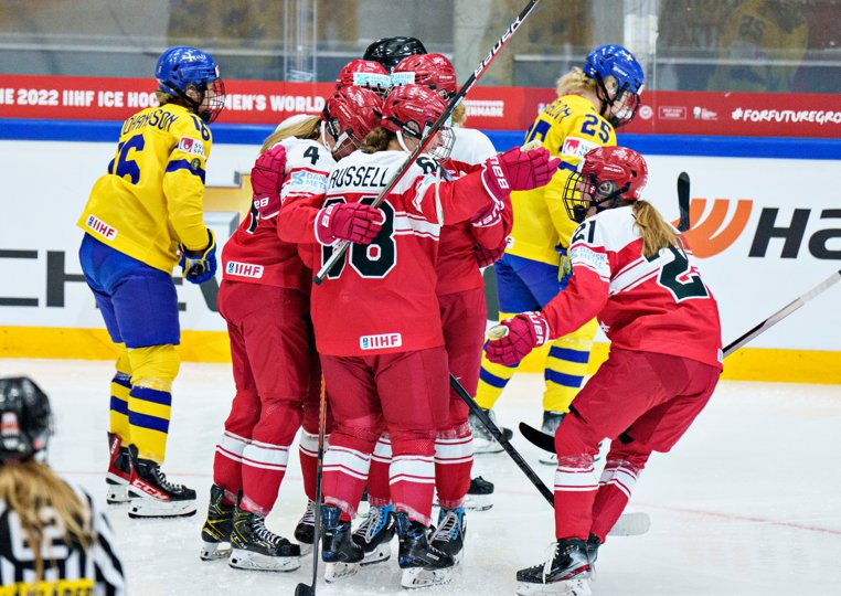 Danmarks Emma Russell har scoret til 1-0 i ishockey VM-kampen for kvinder mellem Danmark og Sverige i Frederikshavn. <i>Foto: Henning Bagger/Ritzau Scanpix</i>