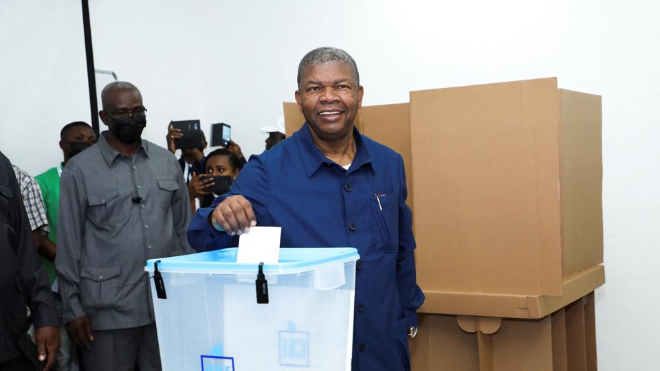 Angolas præsident, João Lourenco, afgav onsdag sin stemme i Angolas hovedstad, Luanda. <i>Stringer/Reuters</i>