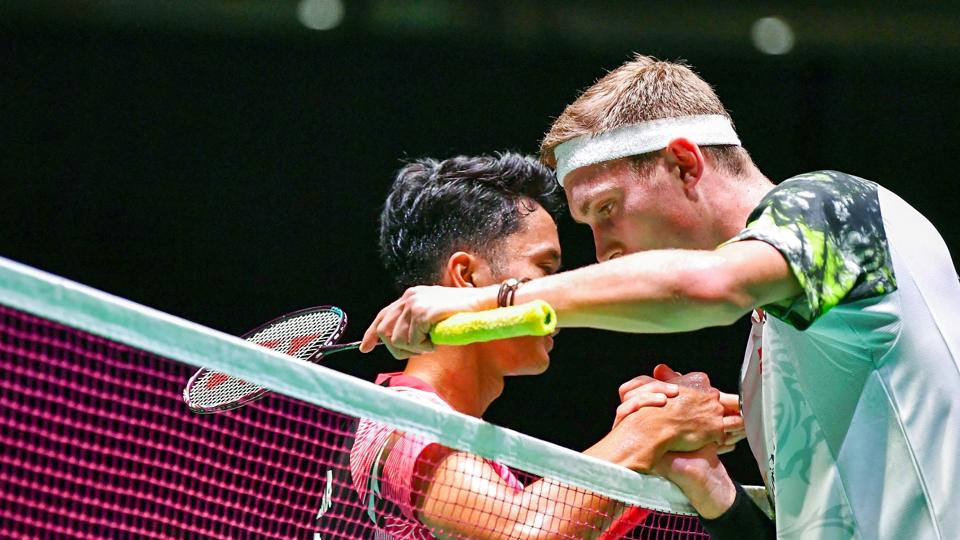 Viktor Axelsen (til højre) er klar til semifinalen i herresingle ved VM i badminton. <i>Kazuhiro Nogi/Ritzau Scanpix</i>